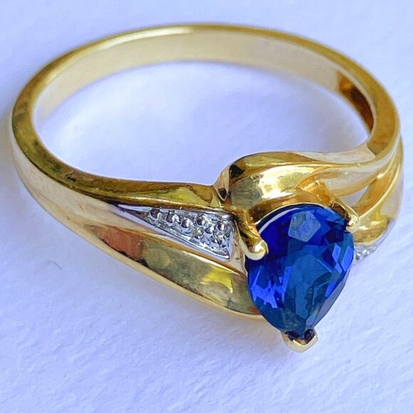 Solid 10k Yellow Gold Pear Cut Sapphire Ring Size 6.75 - Picture 2 of 15